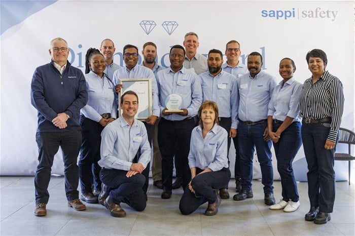 The Ngodwana HOD team was honoured for its outstanding leadership in achieving this milestone. Joining in celebration were Graeme Wild, CEO of Sappi Southern Africa (centre back), and Dr Bev Sukhdeo, VP of Manufacturing, R&D and Engineering (far right).