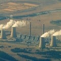 The CSIR’s 2024 power generation statistics found that the power Eskom sells to South Africans is more than three times as expensive, on average, as what new wind and solar can deliver (R1.95 per kWh vs 50-60 cents per kWh). Above: Eskom’s Lethabo power station in the Free State. Photo: Simisa Bearbeitung (Auschnitt, Farben): Pechristener via
